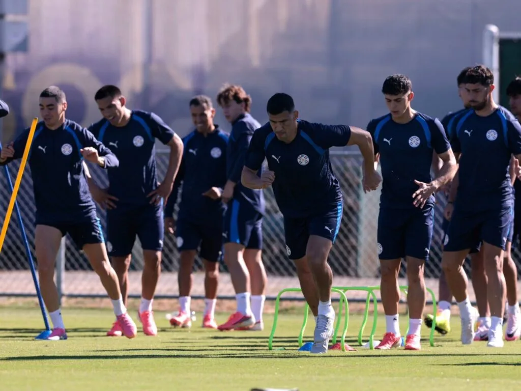 Inconvenientes con dos jugadores en el campamento de la Albiroja