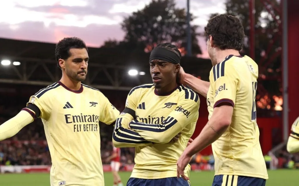 Arsenal vence a Nottingham Forest y mantiene el ritmo del Manchester City